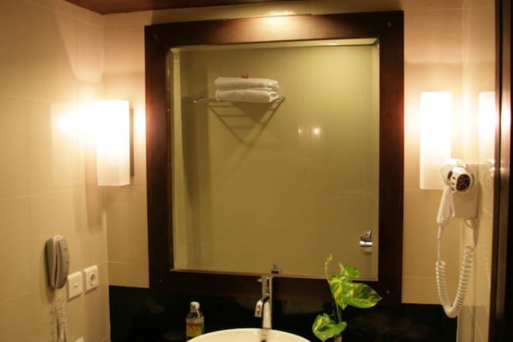 Room 13 of 42