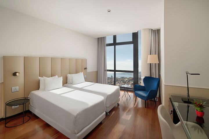 Room 33 of 68