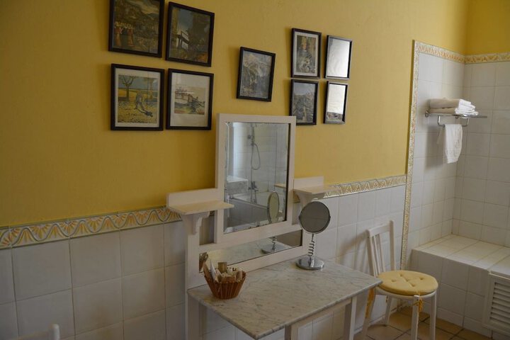 Room 15 of 42