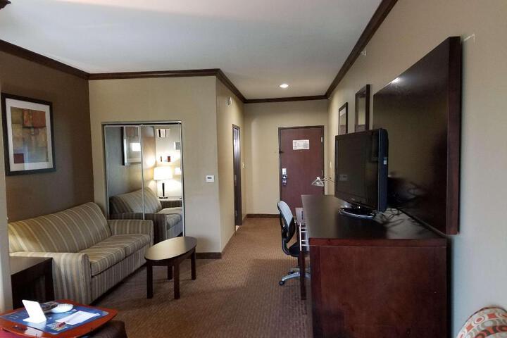 Accessible Suite 1 King Bed Accessible Communicatassist Roll in Shower Sofa Bed Breakfast (8 of 32)