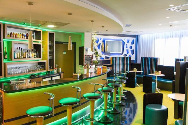 Lounge 55 of 92
