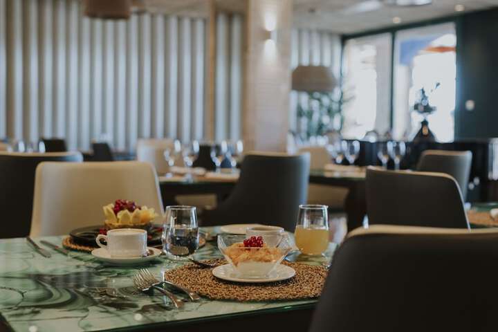 Dining 54 of 65