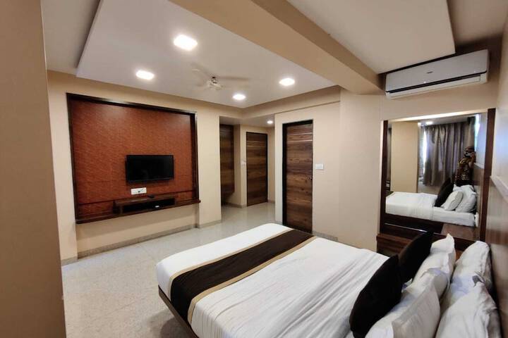 Room 8 of 16