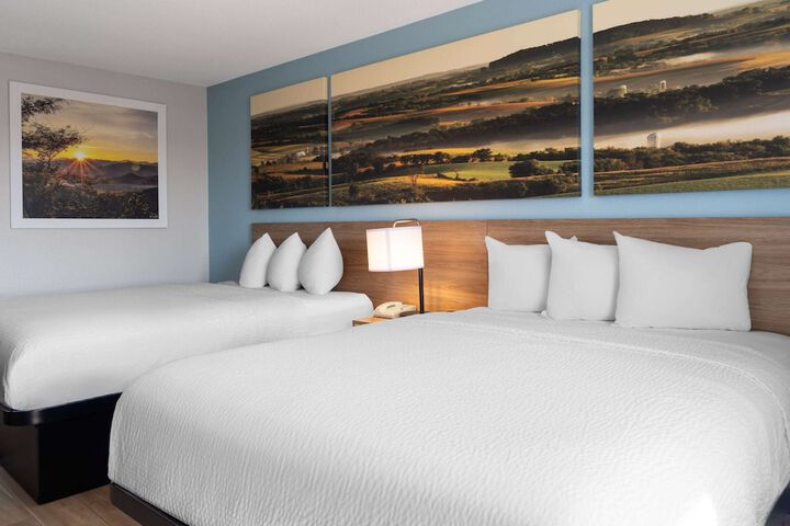2 Queen Beds (5 of 9)