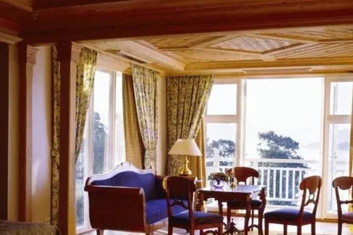 Room 4 of 16