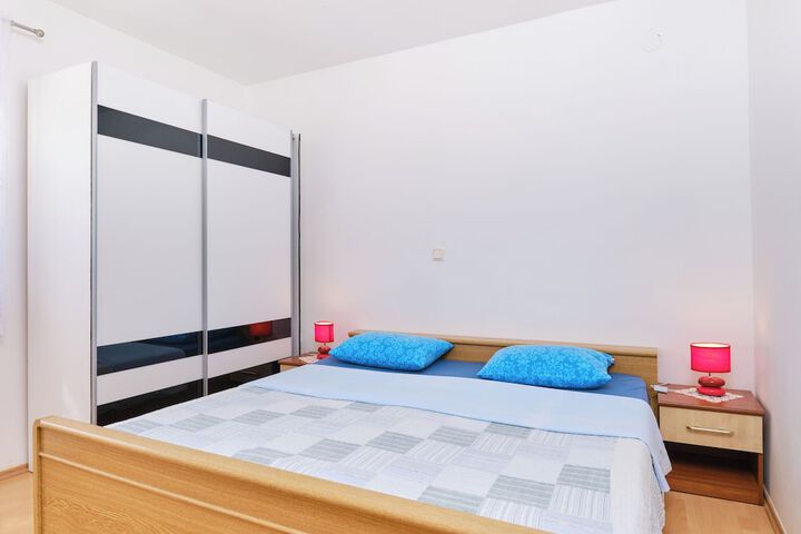 Room 3 of 83