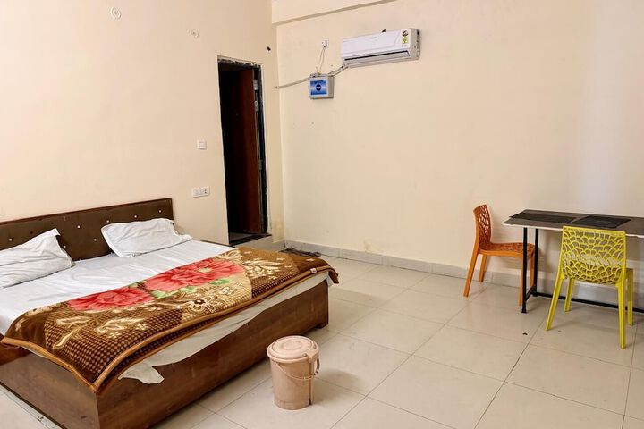 Room 9 of 32