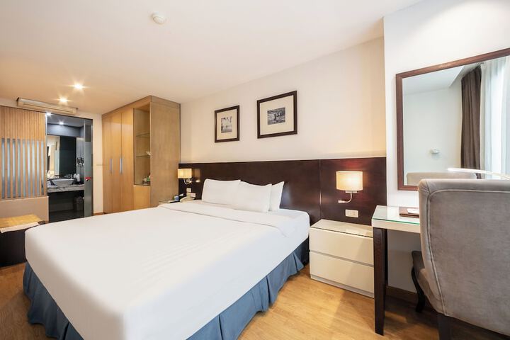 Room 6 of 28
