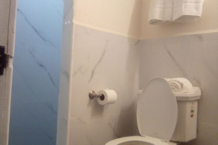 Room 4 of 7