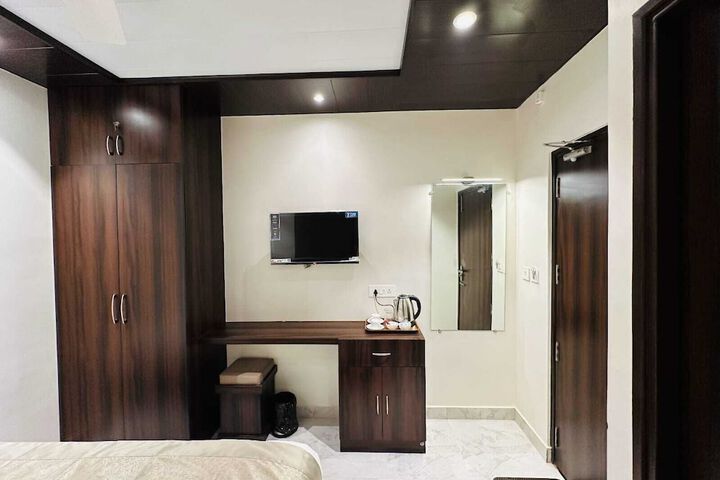 Room 4 of 9