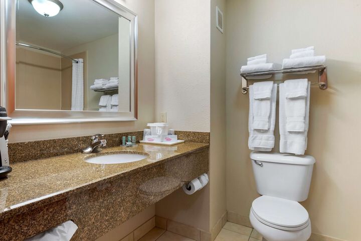 1 King Bed Microwave, Refrigerator High Speed Internet Accessible Full Breakfast (9 of 19)