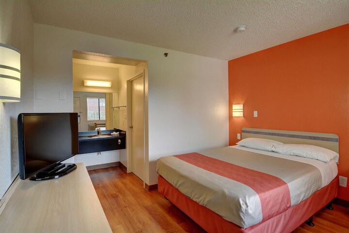 1 Queen Bed (5 of 6)