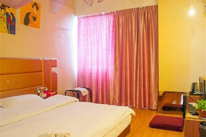 Room 3 of 12