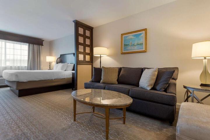 1 King Bed Sofa Bed Microwave and Refrigerator WiFi Full Breakfast (9 of 23)