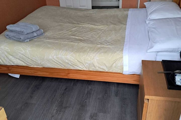 Room 6 of 13