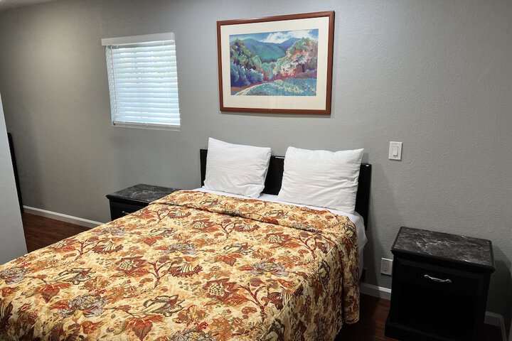 1 Queen Bed (2 of 16)
