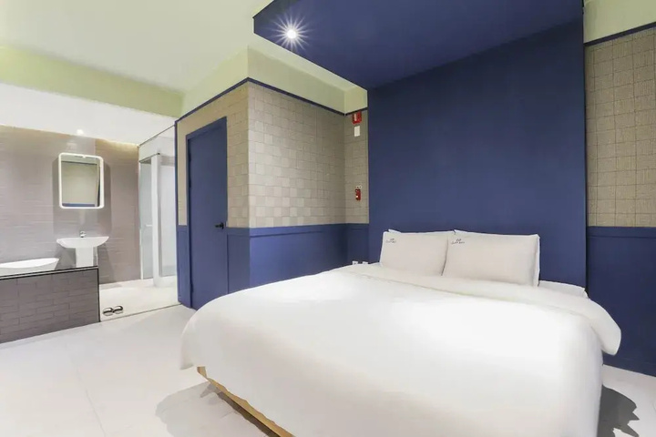 Room 3 of 8