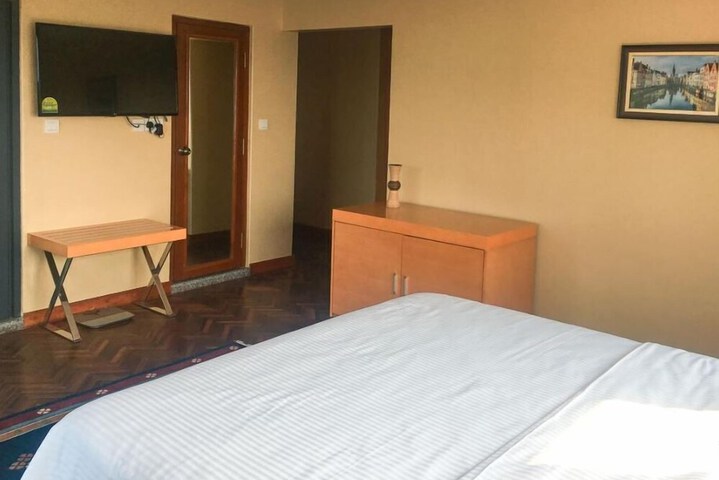 Room 5 of 15