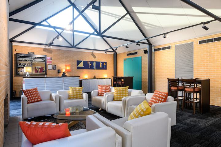 Lounge 29 of 37