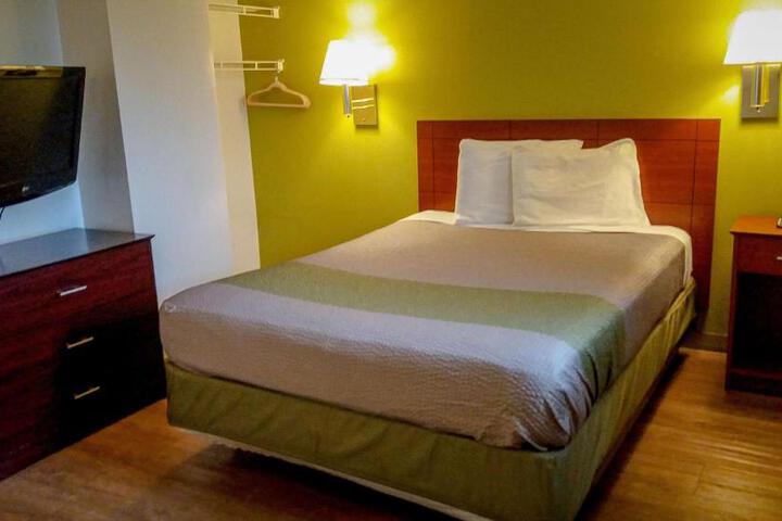 Deluxe Room 1 Queen Bed Kitchenette (2 of 10)