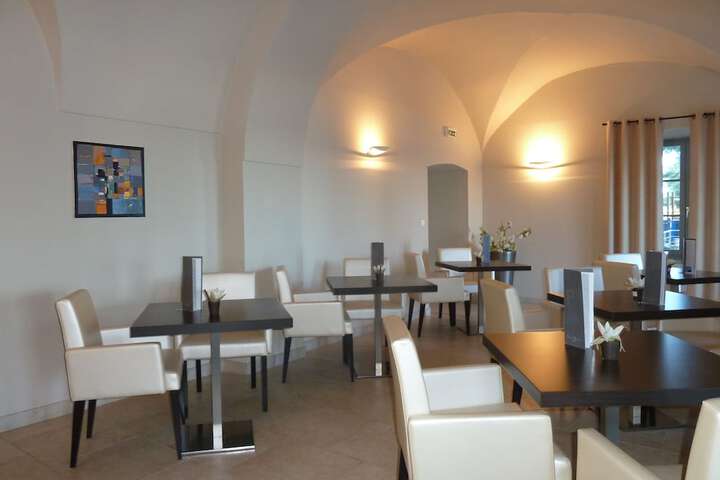 Lounge 48 of 67