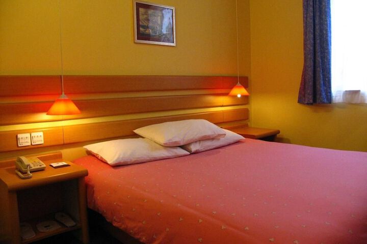 Room 4 of 11