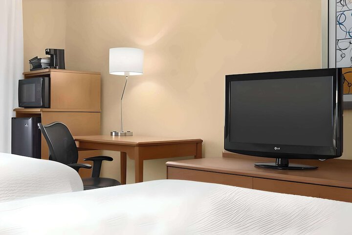 2 Queen Beds (3 of 4)