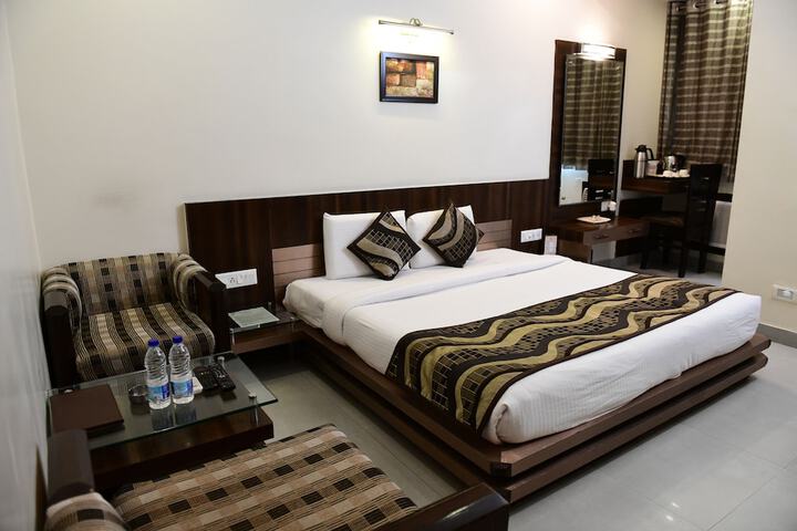 Room 6 of 16