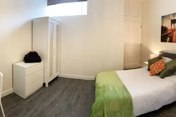 Room 6 of 17