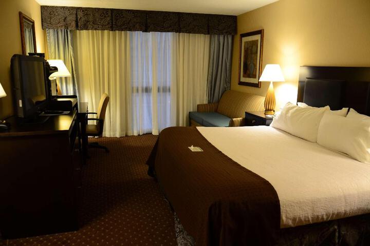 1 King Bed (10 of 12)