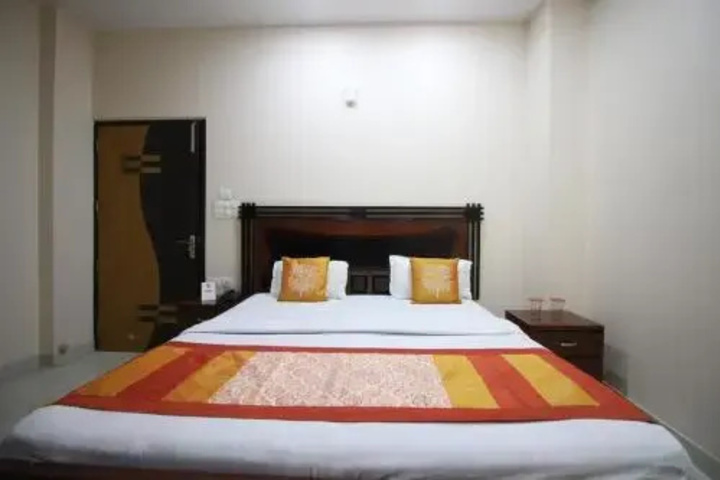 Room 4 of 16
