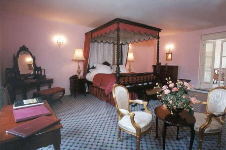 Room 4 of 18