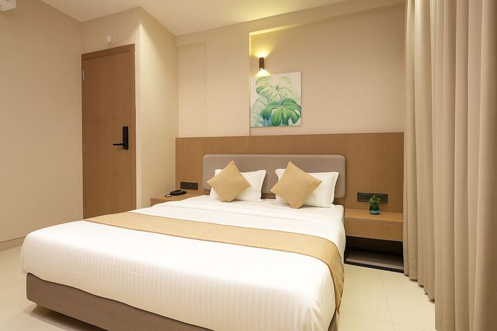 Room 5 of 16