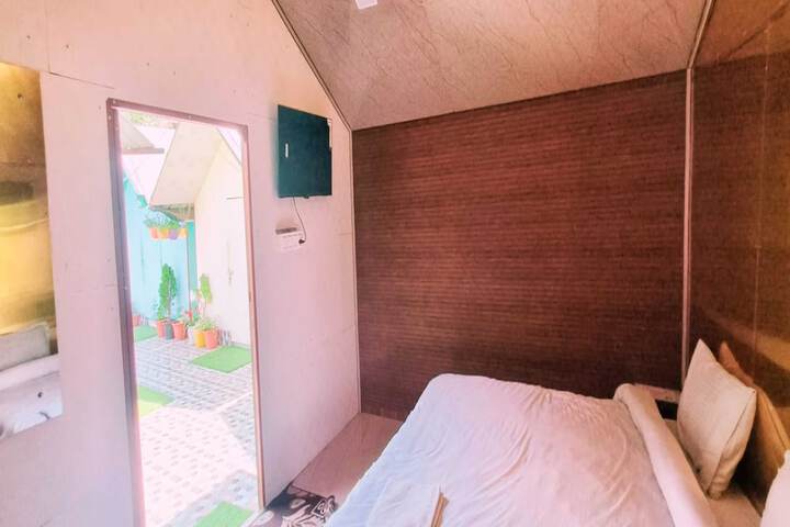 Room 5 of 22