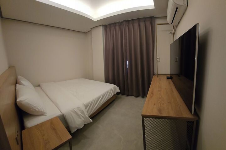 Room 2 of 6
