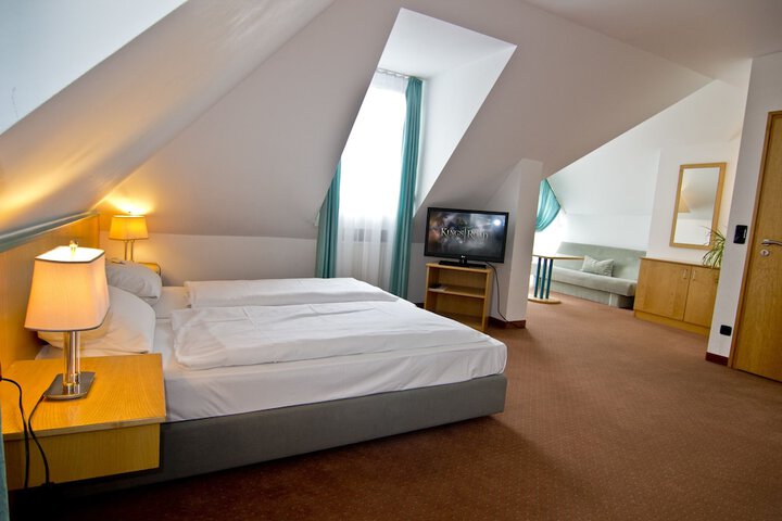 Room 4 of 42