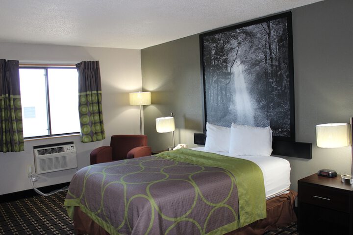 1 Queen Bed (2 of 8)