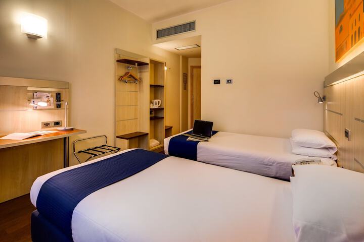 Room 8 of 77