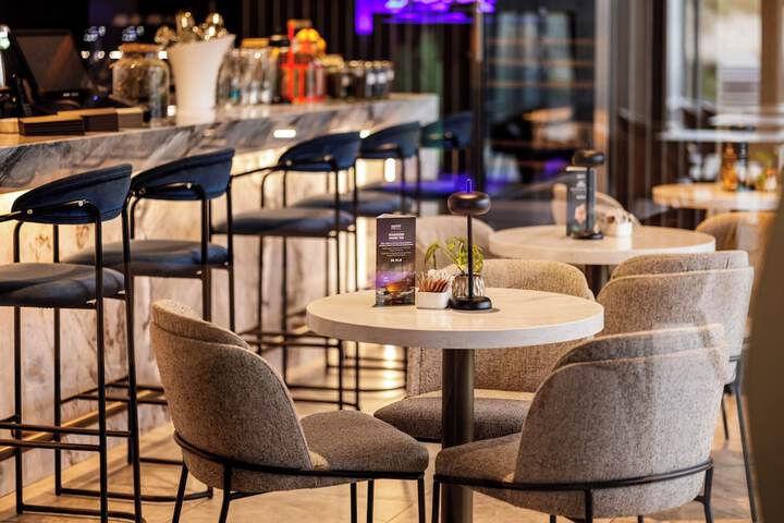 Lounge 103 of 117