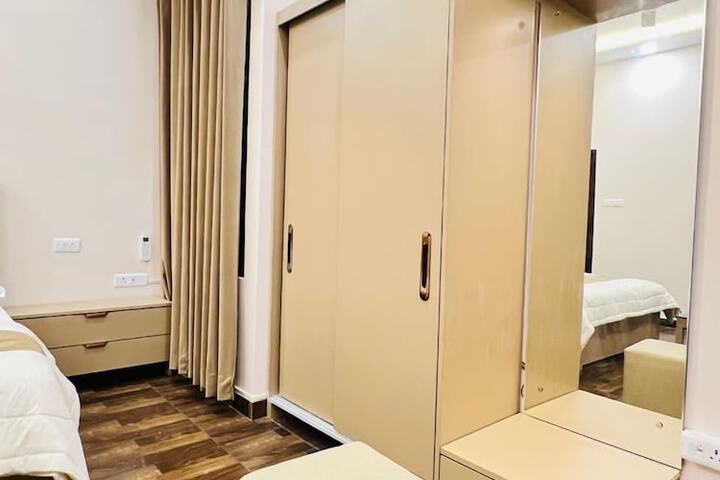 Room 3 of 77