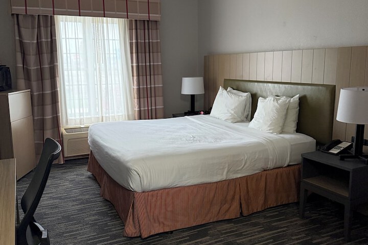 1 King Bed (21 of 25)