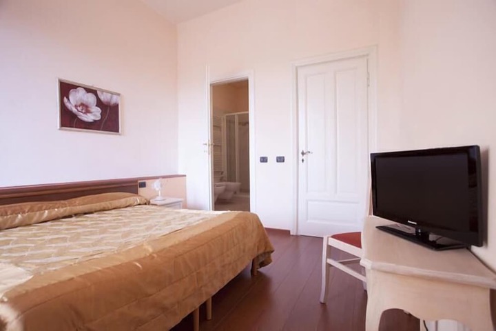 Room 8 of 12