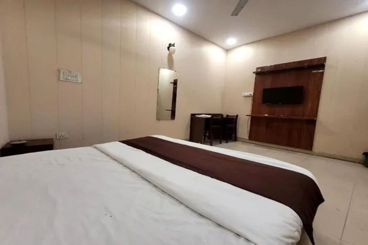 Room 12 of 18