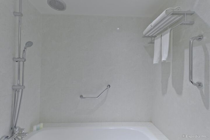 Deep soaking bathtub