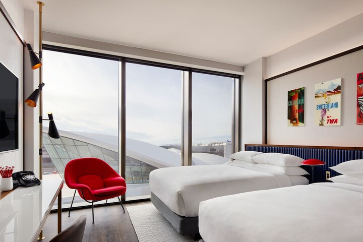 Room 6 of 28