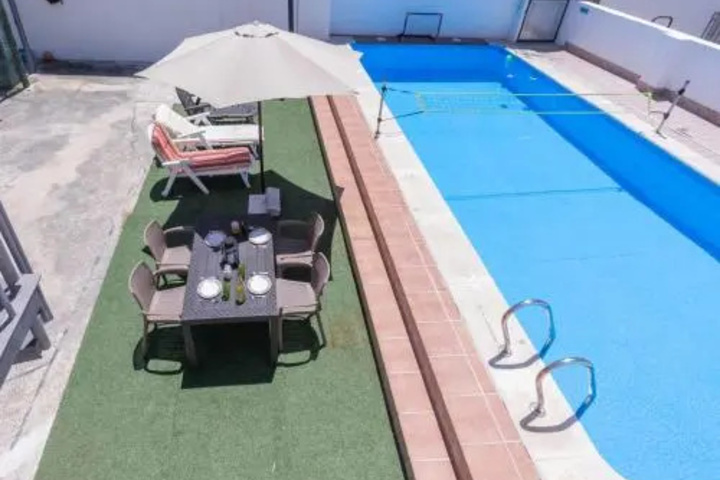 Pool 10 of 17