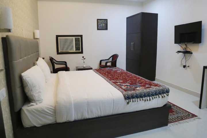 Room 11 of 25