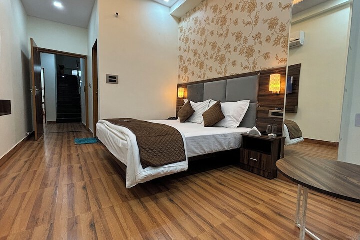 Room 10 of 21