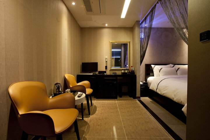 Room 7 of 24