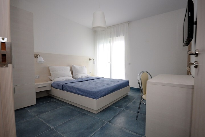 Room 4 of 20